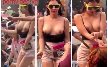 หลุดสงกรานต์2567 สาววัยรุ่นเปิดหน้าอกโชว์เต้านม ในงานสงกรานต์ ให้ดูชัดเต็มหน้า ขาวหุ่นเด็ดน่ากระแทกมาก