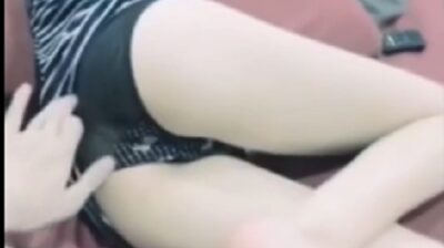 หนังก็จะดู หีก็จะเอา เมียมันยั่วให้ท่าแบบนี้ จับถอดกางเกงในแล้วกระเด้าหีสดๆไม่ใส่ถุง