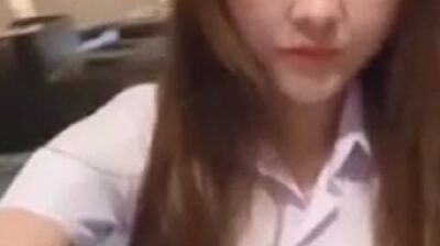 น้องจูนสาวชุดนักศึกษามาแก้ผ้าโชว์เสียวแหวกขาเขี่ยหี