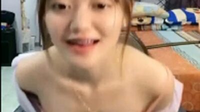 วัยรุ่นมัธยมไลฟ์สดแก้ผ้าโชว์หีตัวเอง ยังไม่โตเต็มวัยแต่น่าเย็ดสุดตีน สวยน่ารักอยากเอาควยยัดหีให้หายร่านไปเลยทีเดียว