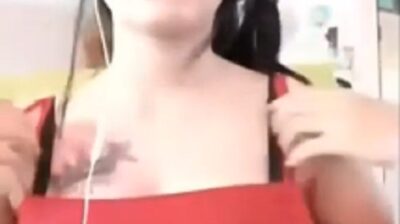 วัยรุ่นขาวอวบนมใหญ่รับงานคอลเสียวผ่านไลน์เต้นยั่วลีลาดีก่อนจะโดนขอให้เปิดนมสองเต้าอันใหญ่โชว์