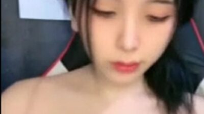 สาวหมวยขาวสวยนมใหญ่นั่งยั่วเขี่ยหัวนมเล่น เอาดิวโด้เขี่ยโหนกหีใหญ่เสียวร้องครางลั่น